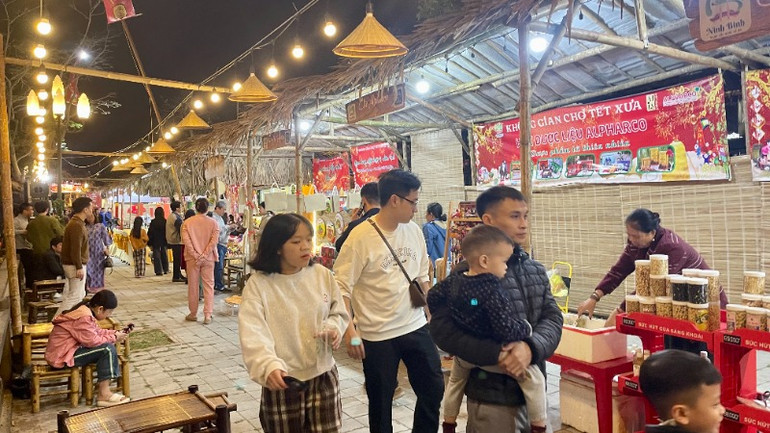 Đến với Ninh Bình du khách được hòa mình vào không gian chợ Tết xưa đặc trưng.