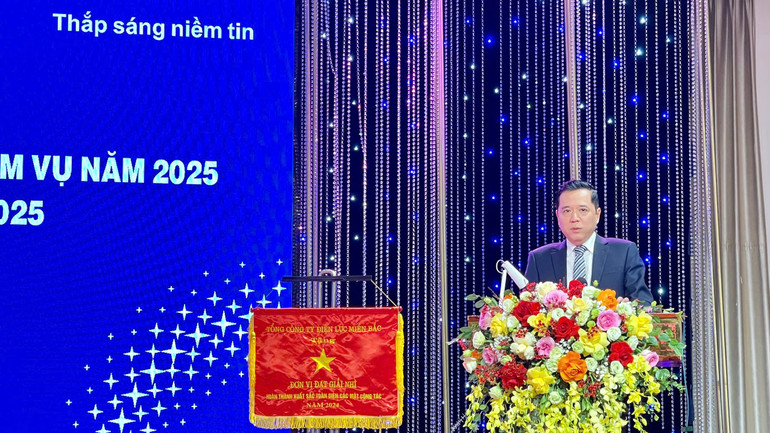 Đồng chí Bùi Lê Cường, thành viên Hội đồng thành viên Tổng Công ty Điện lực miền Bắc phát biểu tại hội nghị.