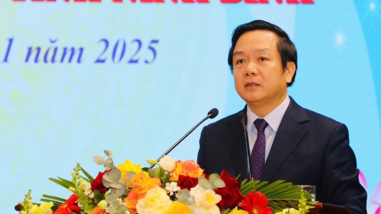 Phó Bí thư Tỉnh ủy, Chủ tịch Ủy ban nhân dân tỉnh Ninh Bình Phạm Quang Ngọc phát biểu tại buổi gặp mặt.