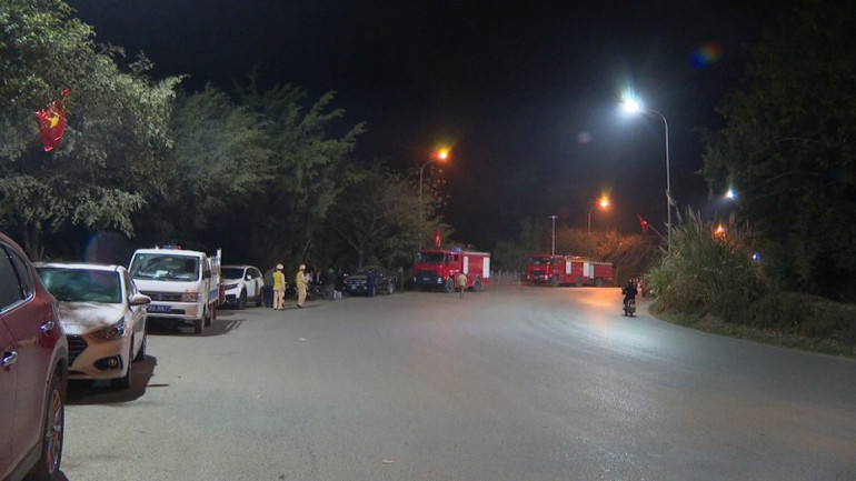 Ngay sau khi phát hiện có cháy, lực lượng chức năng tỉnh Ninh Bình đã có mặt tại hiện trường, triển khai phương án chữa cháy.