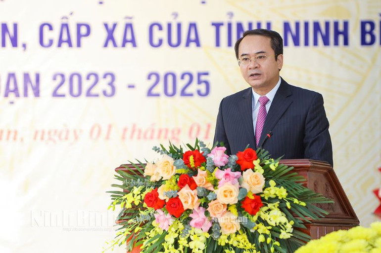 Đồng chí Đặng Xuân Nguyên, Bí thư Huyện ủy Nho Quan, phát biểu tại buổi lễ thành lập Đảng bộ thị trấn Nho Quan.