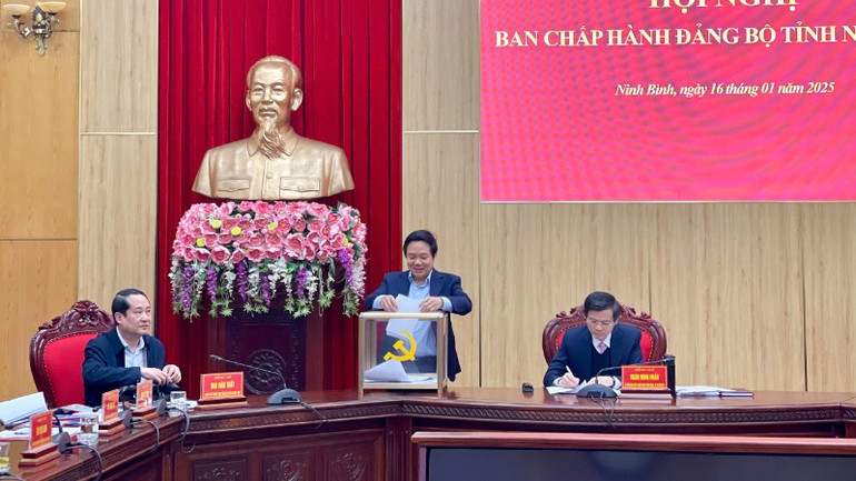 Các đại biểu bỏ phiếu biểu quyết với 100% đại biểu có mặt đồng ý xếp loại Đảng bộ tỉnh hoàn thành xuất sắc nhiệm vụ năm 2024.