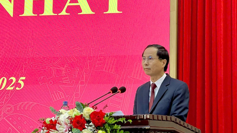 Đồng chí Bùi Thiện Thi, Chủ tịch Ủy ban nhân dân thành phố Hoa Lư khẳng định, tập thể lãnh đạo Ủy ban nhân dân thành phố sẽ tiếp tục nêu cao tinh thần đoàn kết, bảo đảm kỷ cương, trách nhiệm; đổi mới, tăng cường hiệu lực, hiệu quả quản lý nhà nước và công tác chỉ đạo điều hành của Ủy ban nhân dân thành phố trên các lĩnh vực.