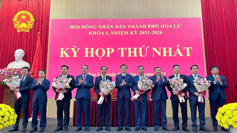 Các đồng chí Thường trực Tỉnh ủy, Thường trực Hội đồng nhân dân tỉnh Ninh Bình và lãnh đạo Thành ủy Hoa Lư tặng hoa chúc mừng các đồng chí được bầu vào các chức danh chủ chốt của hội đồng nhân dân, Ủy ban nhân dân thành phố Hoa Lư.