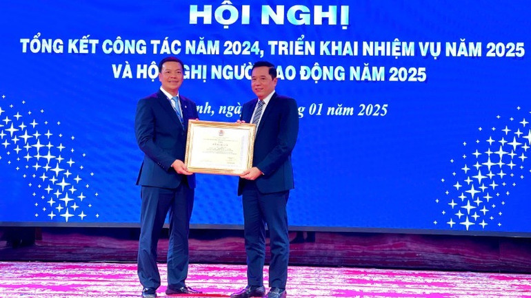 Đồng chí Trần Đăng Sơn, Giám đốc Công ty TNHH Một thành viên Điện lực Ninh Bình nhận Bằng khen của Tổng Liên đoàn Lao động Việt Nam.