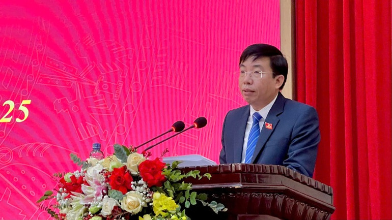 Đồng chí Nguyễn Văn Cường, Chủ tịch Hội đồng nhân dân thành phố Hoa Lư phát biểu tại kỳ họp.