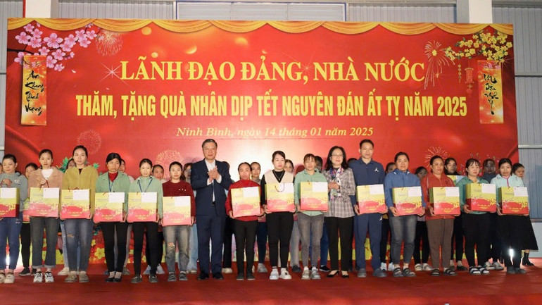 Đồng chí Nguyễn Thị Thuý Ngần, Phó Chủ nhiệm Văn phòng Quốc hội và đồng chí Đinh Việt Dũng, Trưởng đoàn Đại biểu Quốc hội tỉnh Ninh Bình trao quà cho các công nhân lao động có hoàn cảnh khó khăn.