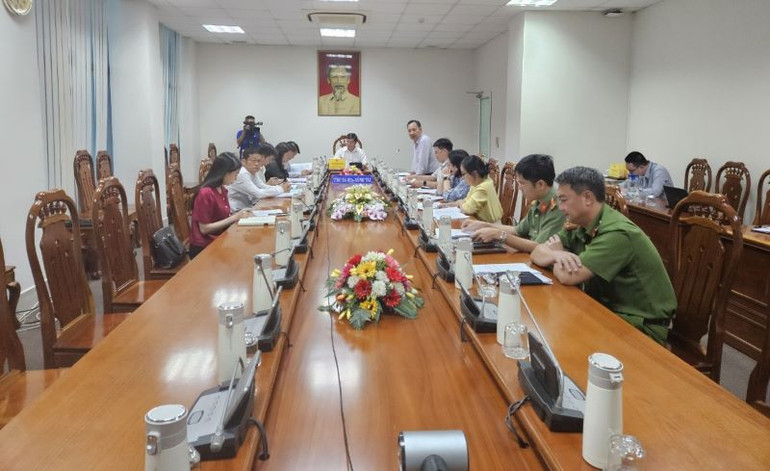 Phó Chủ tịch Ủy ban nhân dân tỉnh Nguyễn Công Vinh đã họp nhiều lần về vụ FIDC nợ tiền nước và tự ban hành quy định phí riêng nhưng đến nay vẫn chưa được giải quyết dứt điểm.