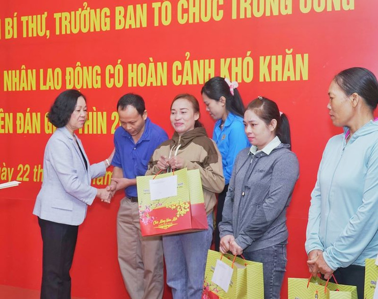 Đồng chí Trương Thị Mai tặng quà Tết cho công nhân, người lao động có hoàn cảnh khó khăn.
