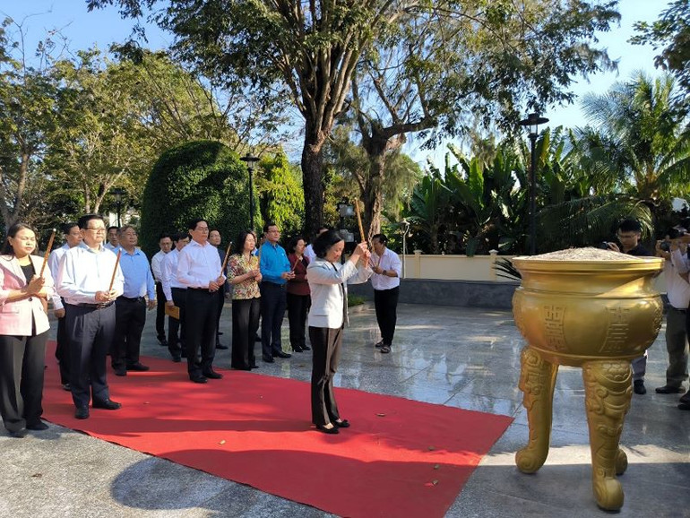Đồng chí Trương Thị Mai đến đặt vòng hoa, dâng hương nữ Anh hùng Liệt sĩ Võ Thị Sáu tại thị trấn Đất Đỏ, huyện Đất Đỏ.