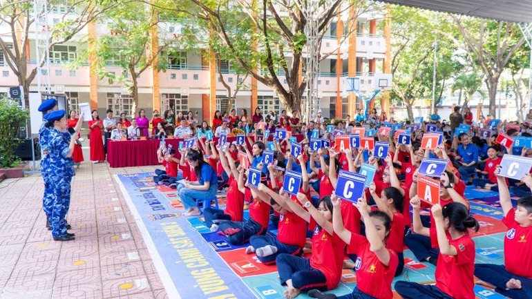 Chung kết 100 em học sinh thi trực tiếp theo kịch bản gameshow “Rung chuông vàng”.