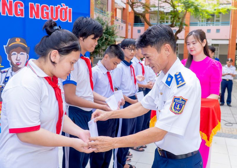 Ban tổ chức trao 80 suất học bổng (trị giá 1 triệu đồng/suất) cho các em học sinh có hoàn cảnh khó khăn, vươn lên học giỏi.