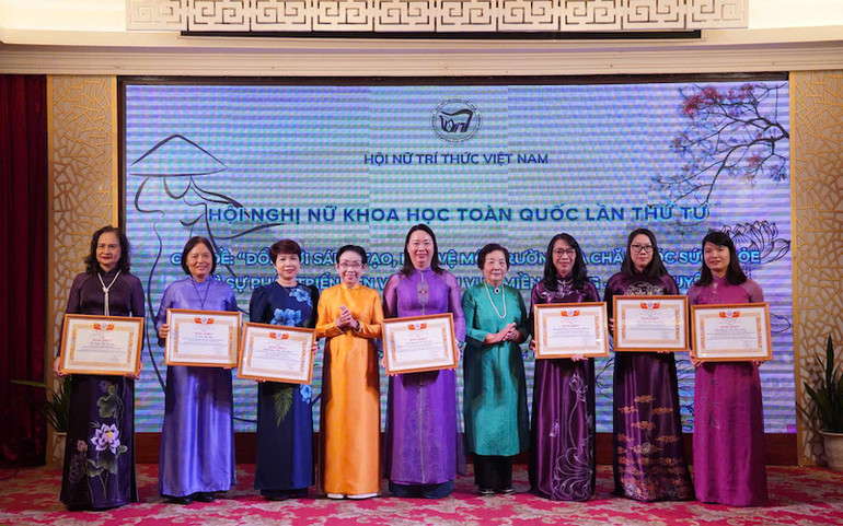 Hội Nữ trí thức Việt Nam đã trao tặng Bằng khen cho các tập thể và cá nhân có thành tích xuất sắc trong việc đăng cai và tổ chức Hội nghị lần thứ IV tại thành phố Huế. Hội Nữ trí thức Việt Nam đã trao tặng Bằng khen cho các tập thể và cá nhân có thành tích xuất sắc trong việc đăng cai và tổ chức Hội nghị lần thứ IV tại thành phố Huế.