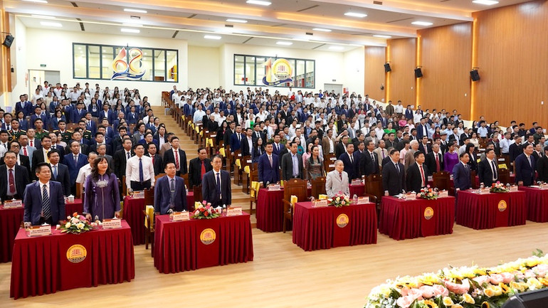 Các đại biểu tham dự buổi lễ.