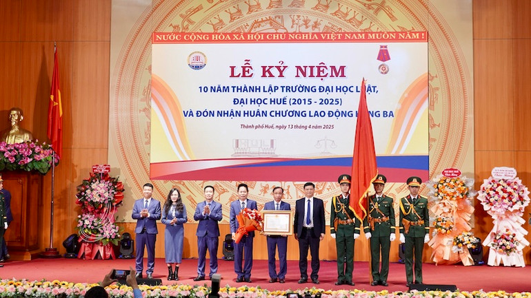 Đại học Luật-Đại học Huế vinh dự đón nhận Huân chương Lao động hạng Ba.