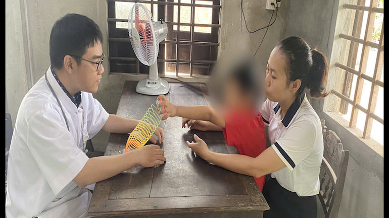 Bác sĩ của Bệnh viện Trung ương Huế đến nhà thăm, khám bệnh cho cháu N.V.T (7 tuổi, trú tại thị xã Hương Thủy, thành phố Huế).