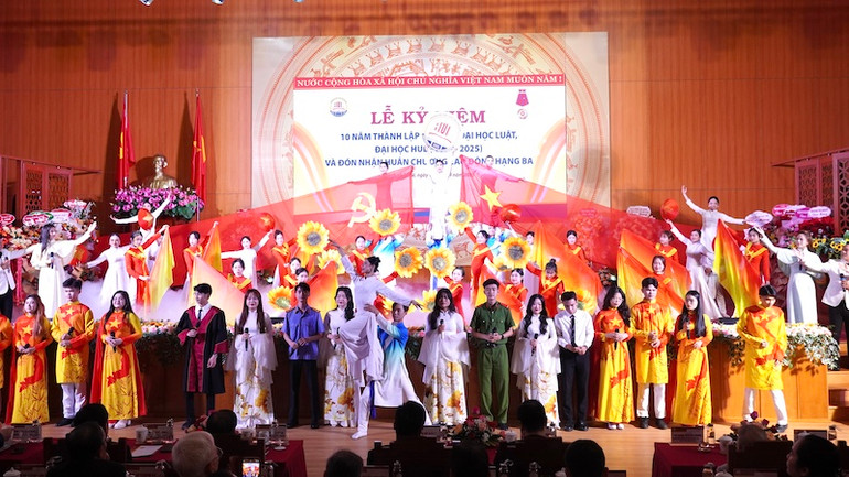 Tiết mục văn nghệ tại lễ kỷ niệm.