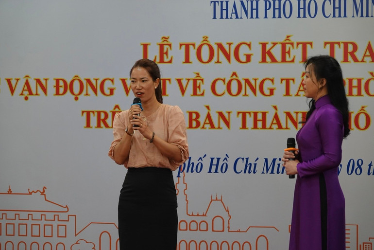 Tác giả Nguyễn Bích Vàng (trái), một trong hai tác giả đoạt giải Nhất cá nhân, giao lưu tại Lễ tổng kết.