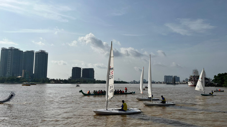 Nhiều thuyền buồm diễu hành trên sông Sài Gòn.