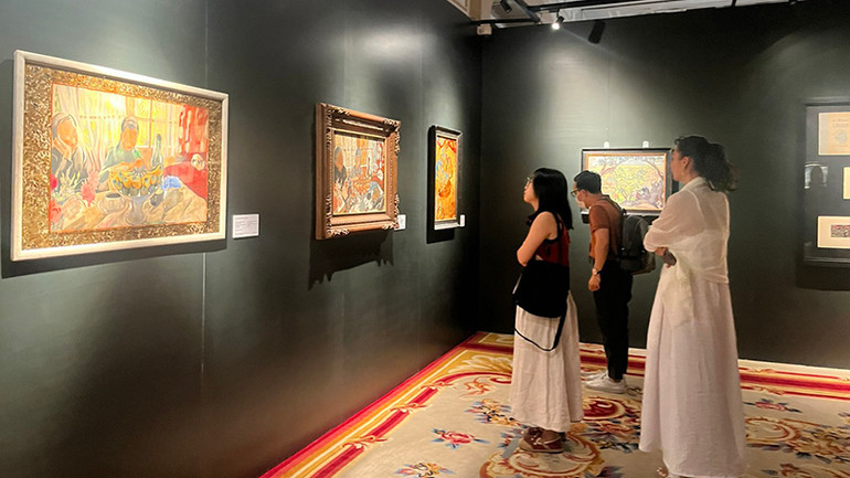 Công chúng đến thưởng thức các tác phẩm tại triển lãm vào chiều 14/8.