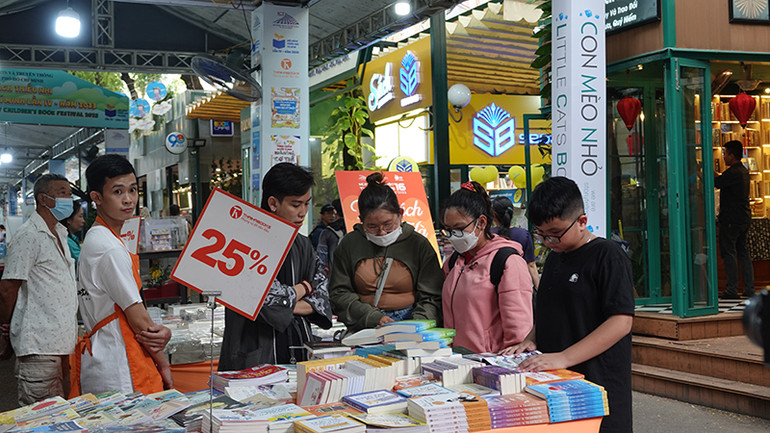 Nhiều em học sinh đến với Hội sách thiếu nhi 2023 tại Đường Sách Thành phố Hồ Chí Minh.