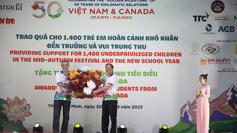 Chủ tịch Ủy ban nhân dân Thành phố Hồ Chí Minh Phan Văn Mãi tặng hoa cho ông Behzad Babakhani, Tổng Lãnh sự Canada tại Thành phố Hồ Chí Minh.