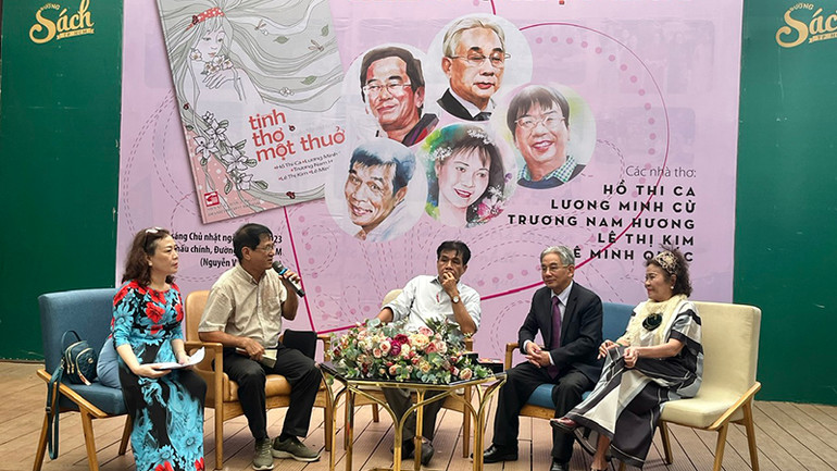 Các nhà thơ trong buổi giao lưu.