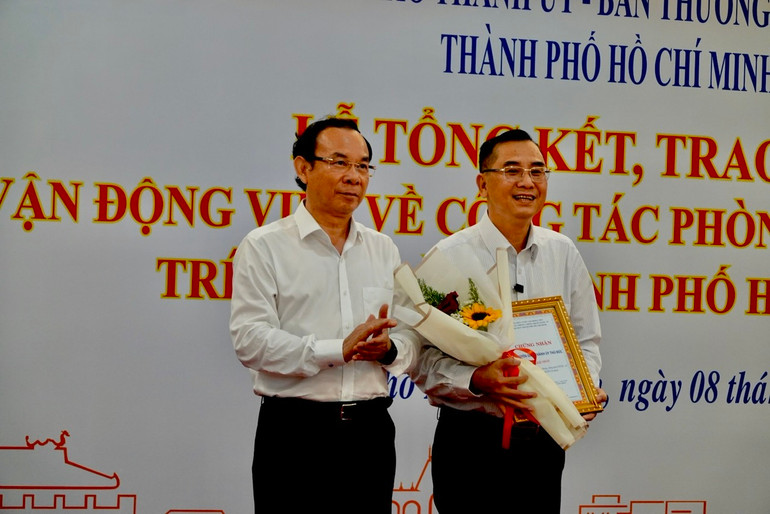 Đồng chí Nguyễn Văn Nên, Bí thư Thành ủy Thành phố Hồ Chí Minh trao giải Nhất tập thể cho Ban Tuyên giáo Thành ủy Thủ Đức.