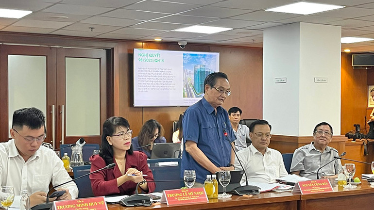 Tiến sĩ Trần Du Lịch phát biểu tại buổi tọa đàm.