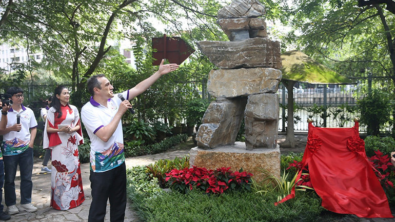 Ông Behzad Babakhani, Tổng Lãnh sự Canada tại Thành phố Hồ Chí Minh giới thiệu về bức tượng Inukshuk- một biểu tượng đẹp của Canada - được đặt tại Thảo Cầm viên Sài Gòn.