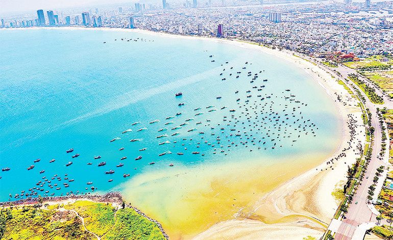 Bay trên biển bạc ngắm toàn cảnh thành phố Đà Nẵng.