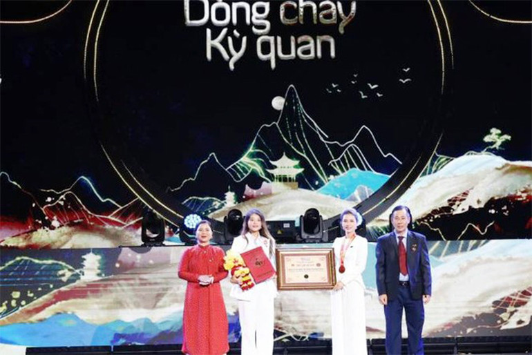 Tổ chức Kỷ lục Việt Nam trao bằng chứng nhận cho suối Bang - suối có độ sôi kỷ lục cao nhất Việt Nam.