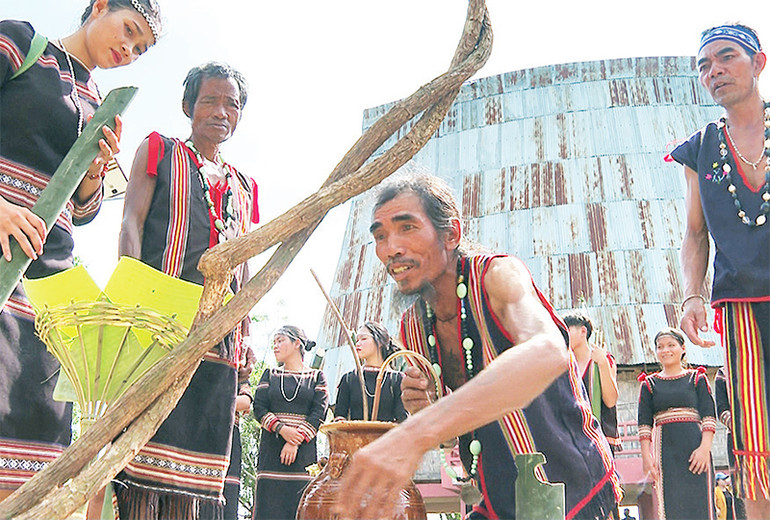 Các nghi thức truyền thống được tái hiện tại buổi hành lễ.