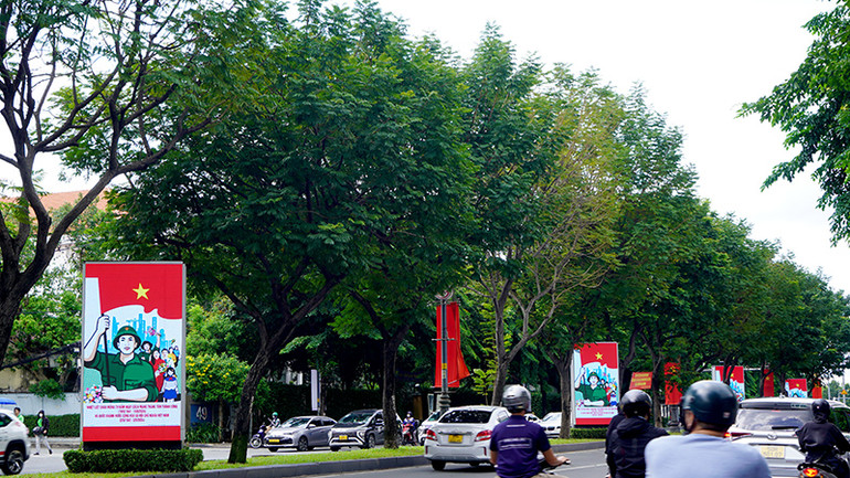 Trên đường Trường Sơn hướng ra sân bay Tân Sơn Nhất với nhiều màn hình led chiếu hình ảnh chào mừng Quốc khánh 2/9, khiến nhiều người phấn khởi.