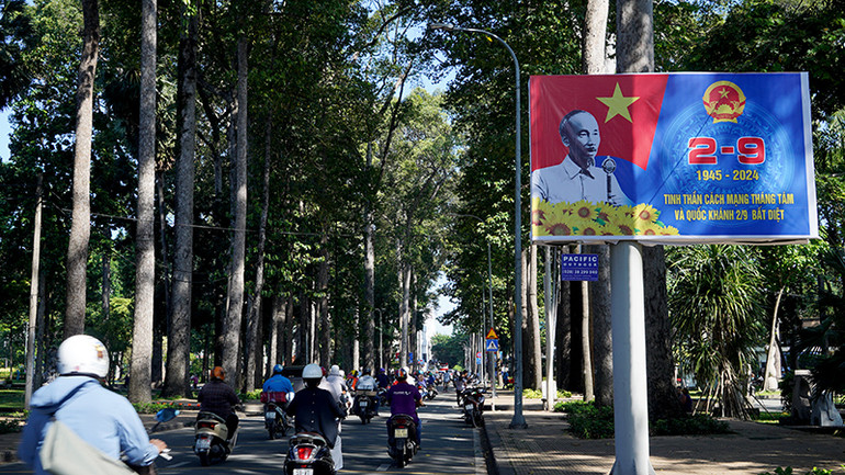 Tấm pano hình ảnh chào mừng đặt tại công viên Tao Đàn, quận 1 thu hút ánh nhìn của nhiều người.