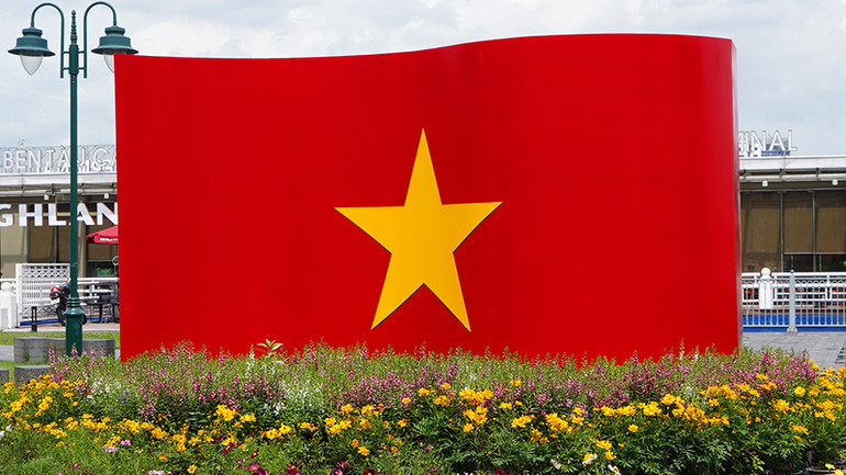 Lá cờ lớn được dựng tại công viên bến Bạch Đằng, quận 1, Thành phố Hồ Chí Minh.