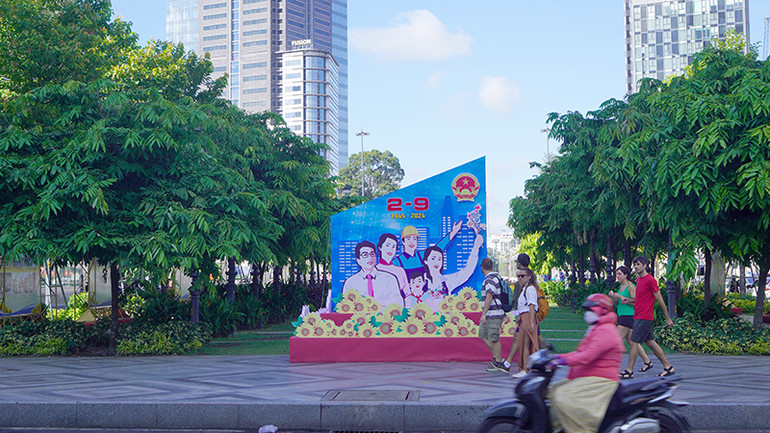 Không khí chào mừng lan tỏa khắp phố phường làm cho khung cảnh trở nên vui tươi, rộn ràng hơn.