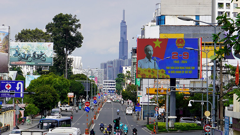 Khắp các tuyến đường vào trung tâm Thành phố Hồ Chí Minh ngập tràn sắc đỏ cờ Tổ quốc, các tấm áp-phích, băng-rôn và biểu ngữ chào mừng ngày lễ 2/9.