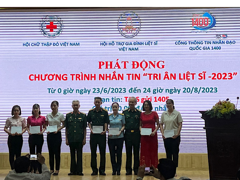 Hội Hỗ trợ gia đình liệt sĩ Việt Nam trao quà cho 8 thân nhân, gia đình liệt sĩ.