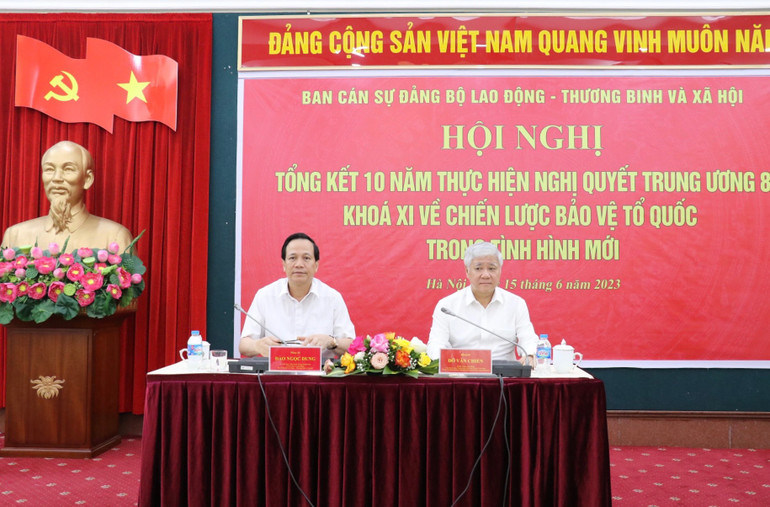 Bí thư Trung ương Đảng, Chủ tịch Ủy ban TƯ MTTQ Việt Nam Đỗ Văn Chiến (bên phải) và Bộ trưởng Đào Ngọc Dung đồng chủ trì hội nghị.