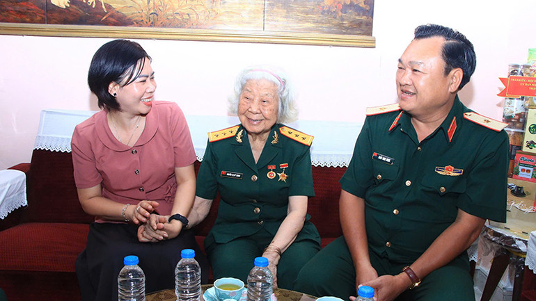 Ban Chỉ đạo Hội thảo đến thăm và tặng quà Anh hùng Lực lượng vũ trang nhân dân Nguyễn Thị Yên Thảo (Tám Thảo). (Ảnh: BTC). Ban Chỉ đạo Hội thảo đến thăm và tặng quà Anh hùng Lực lượng vũ trang nhân dân Nguyễn Thị Yên Thảo (Tám Thảo). (Ảnh: BTC).