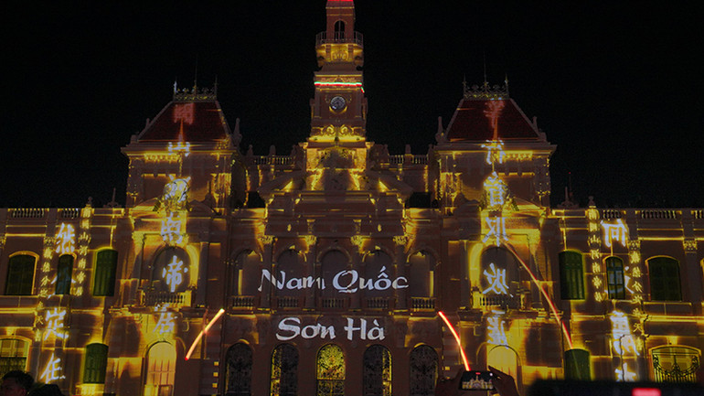 Bài thơ "Nam quốc sơn hà" của Lý Thường Kiệt xuất hiện trong phần dự thi Lễ hội ánh sáng của đội Việt Nam. (Ảnh: M.H)