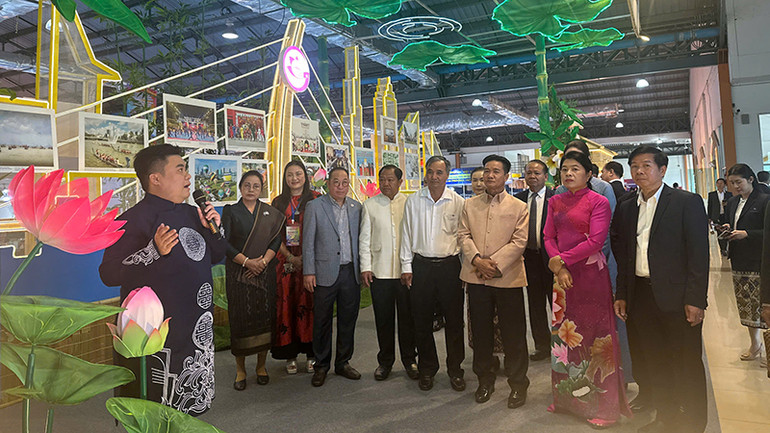 Các đại biểu tham quan các gian hàng. (Ảnh BTC)