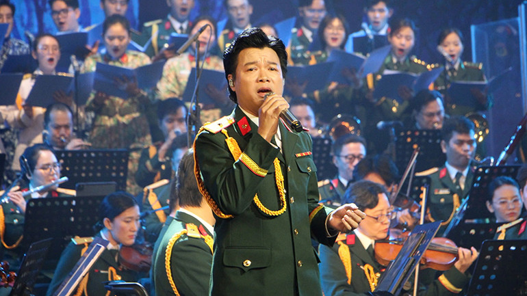 Nghệ sĩ Ưu tú Vũ Thắng Lợi trình bày ca khúc "Tình em" (nhạc Huy Du; lời thơ Ngọc Sơn). (Ảnh: T.T)