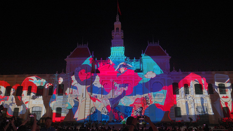 Màn "chào sân" của đội Mapping đến từ Pháp. (Ảnh: M.H).