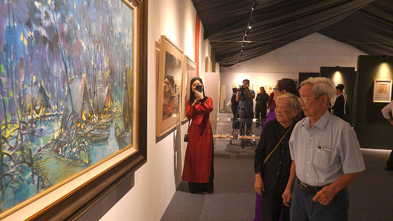 Các đại biểu tham quan triển lãm.