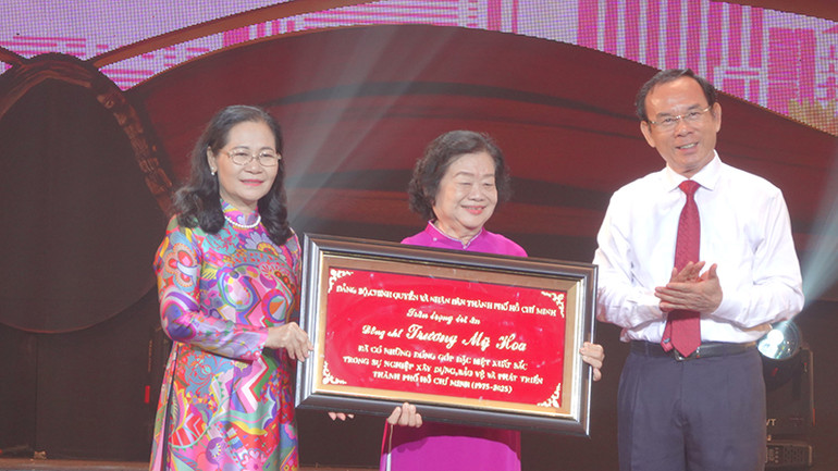 Nguyên Phó Chủ tịch nước Trương Mỹ Hoa là một trong 60 cá nhân tiêu biểu trong sự nghiệp xây dựng và phát triển Thành phố Hồ Chí Minh (1975-2025). (Ảnh M.H)