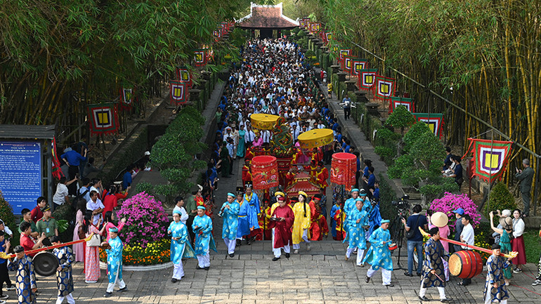 Đông đảo các đại biểu, người dân đến dâng hương, dâng hoa tại Khu tưởng niệm các Vua Hùng thuộc Công viên Lịch sử-Văn hóa dân tộc, thành phố Thủ Đức, Thành phố Hồ Chí Minh. (Ảnh: QUỐC THANH).