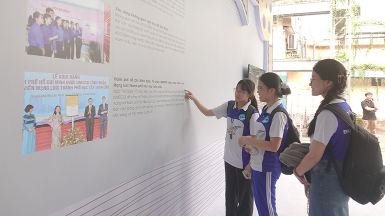 Các bạn trẻ tham quan Triển lãm. (Ảnh M.H)