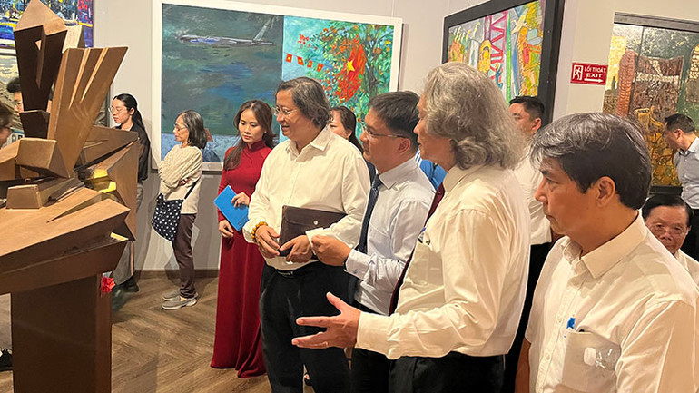 Các đại biểu tham quan triển lãm trong buổi khai mạc. (Ảnh: MẠNH HẢO) Các đại biểu tham quan triển lãm trong buổi khai mạc. (Ảnh: MẠNH HẢO)